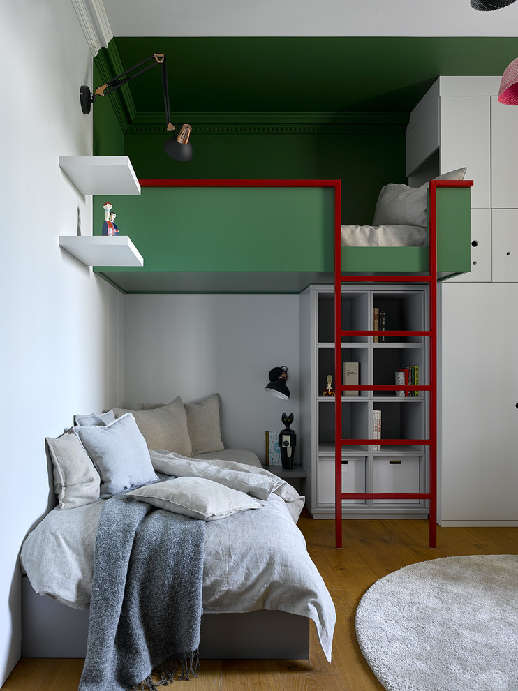 Esempio di una cameretta per bambini contemporanea con pareti bianche, pavimento in legno massello medio e pavimento marrone