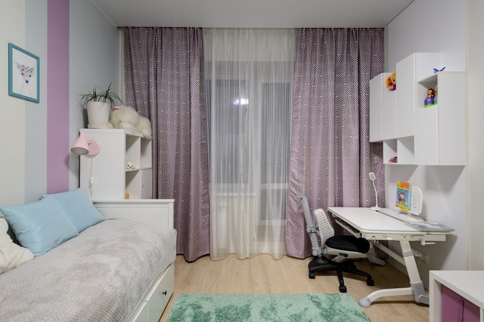 Exempel på ett stort modernt flickrum kombinerat med sovrum och för 4-10-åringar, med vita väggar, laminatgolv och beiget golv