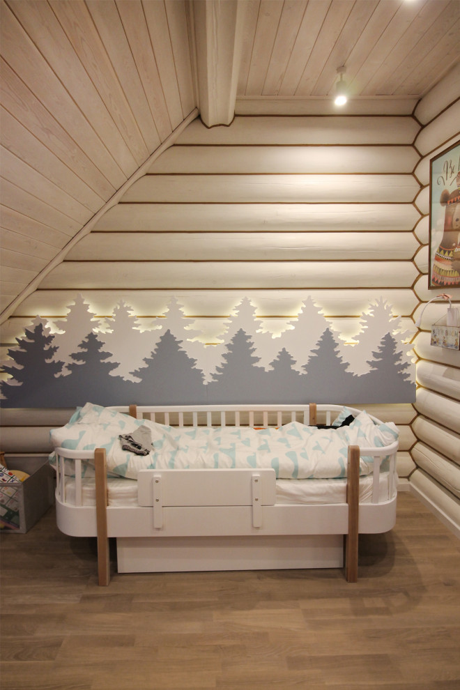 Ispirazione per una cameretta per bambini da 4 a 10 anni design di medie dimensioni con pareti bianche, pavimento in legno massello medio e pavimento beige