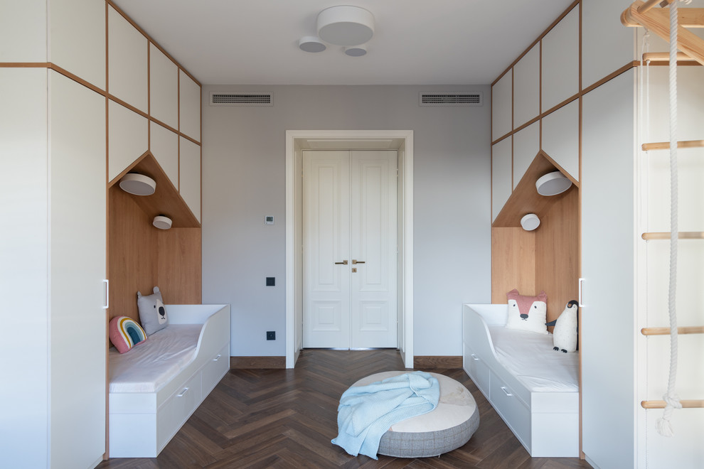 Diseño de dormitorio infantil contemporáneo de tamaño medio con paredes grises, suelo de madera en tonos medios y suelo marrón