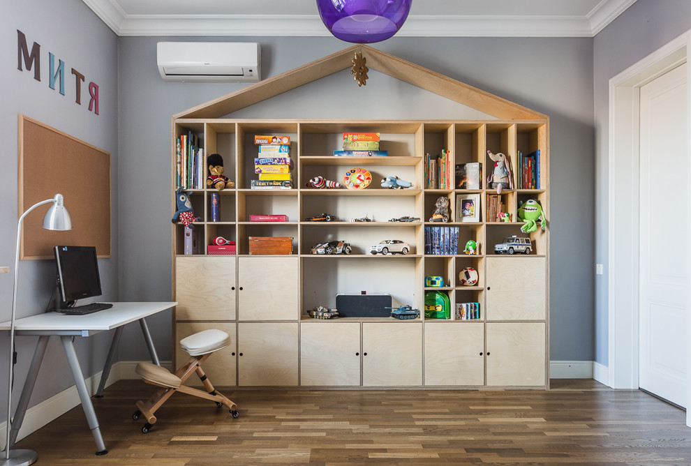 Источник вдохновения для домашнего уюта: детская в скандинавском стиле с рабочим местом, серыми стенами, паркетным полом среднего тона и коричневым полом для мальчика