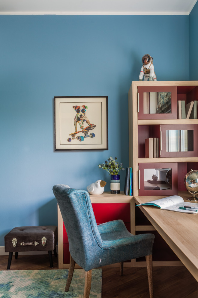 Modelo de habitación de niño de 4 a 10 años tradicional renovada con paredes azules, escritorio y suelo de madera en tonos medios