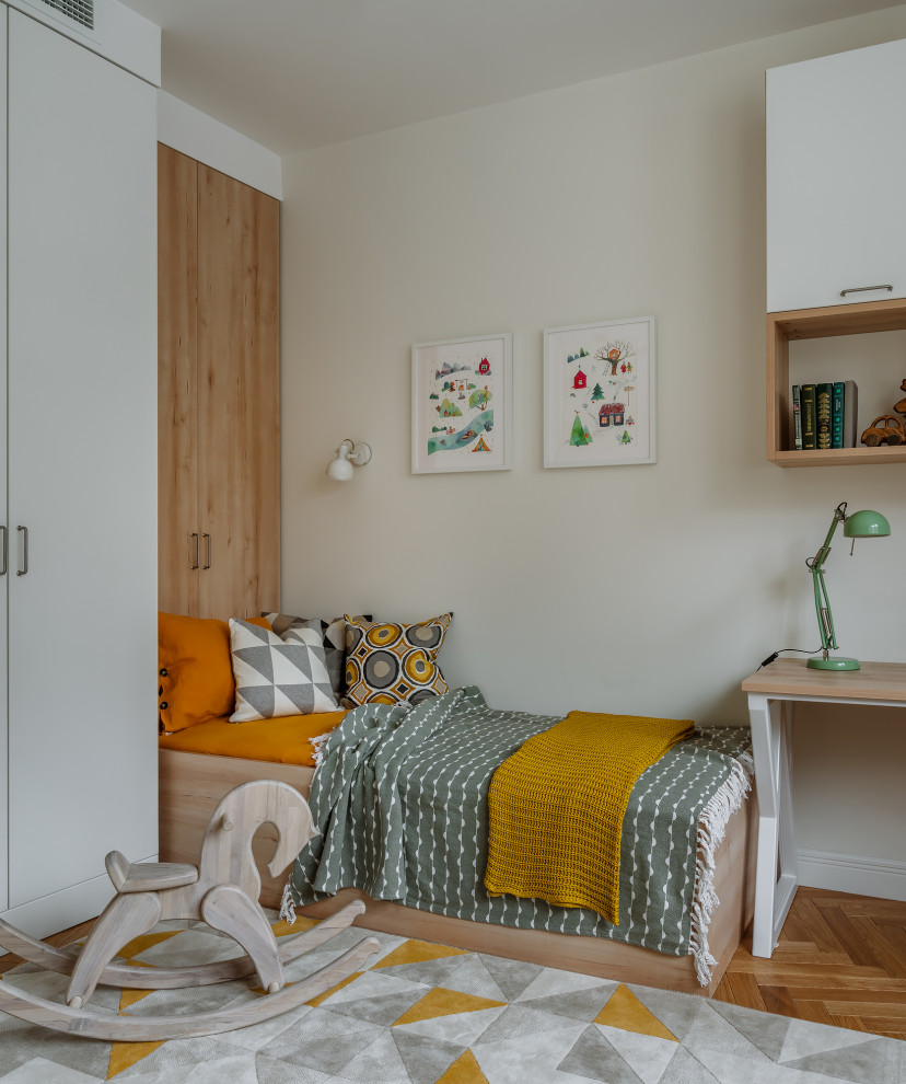 Cette photo montre une chambre d'enfant scandinave avec un mur blanc, un sol en bois brun et un sol marron.