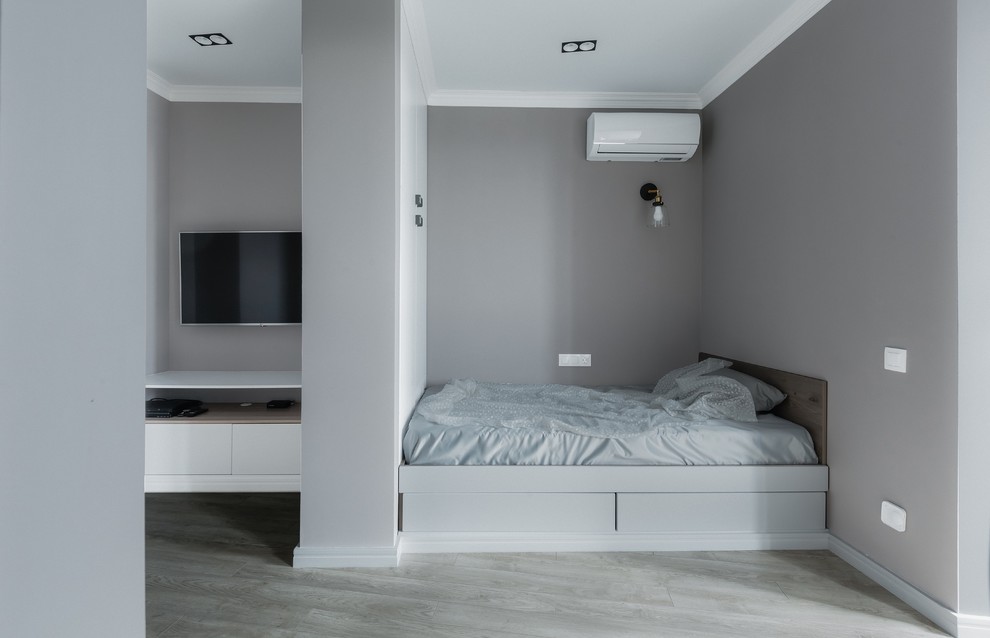 Стильный дизайн: большая нейтральная детская в современном стиле с спальным местом, серыми стенами, полом из ламината и серым полом для подростка - последний тренд