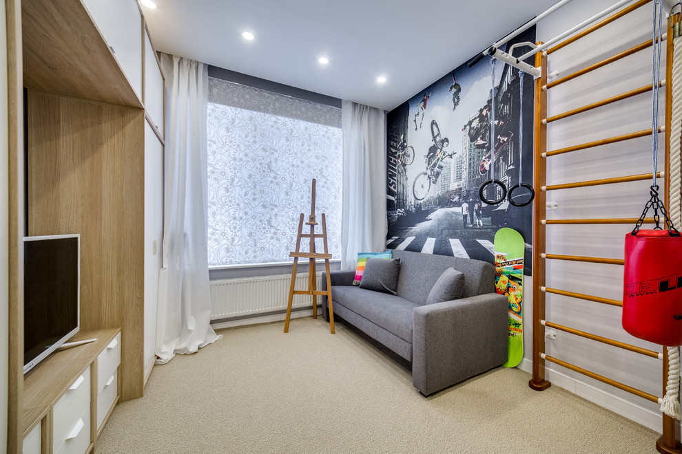 Inredning av ett modernt pojkrum, med flerfärgade väggar, heltäckningsmatta och beiget golv