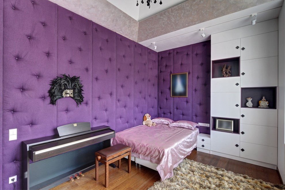 Bild på ett vintage flickrum kombinerat med sovrum, med lila väggar och mörkt trägolv