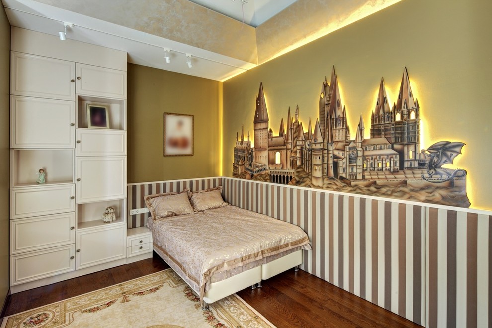 Klassisches Mädchenzimmer mit Schlafplatz, gelber Wandfarbe und dunklem Holzboden in Sankt Petersburg