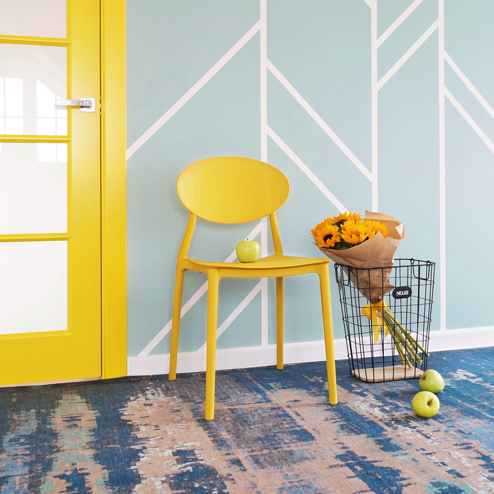 Imagen de dormitorio infantil contemporáneo pequeño con paredes amarillas, moqueta y suelo azul