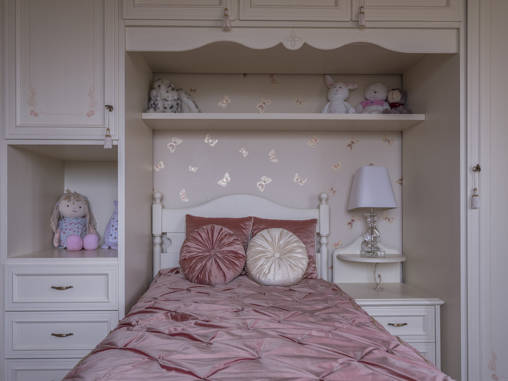 Пример оригинального дизайна: детская в классическом стиле с спальным местом для девочки