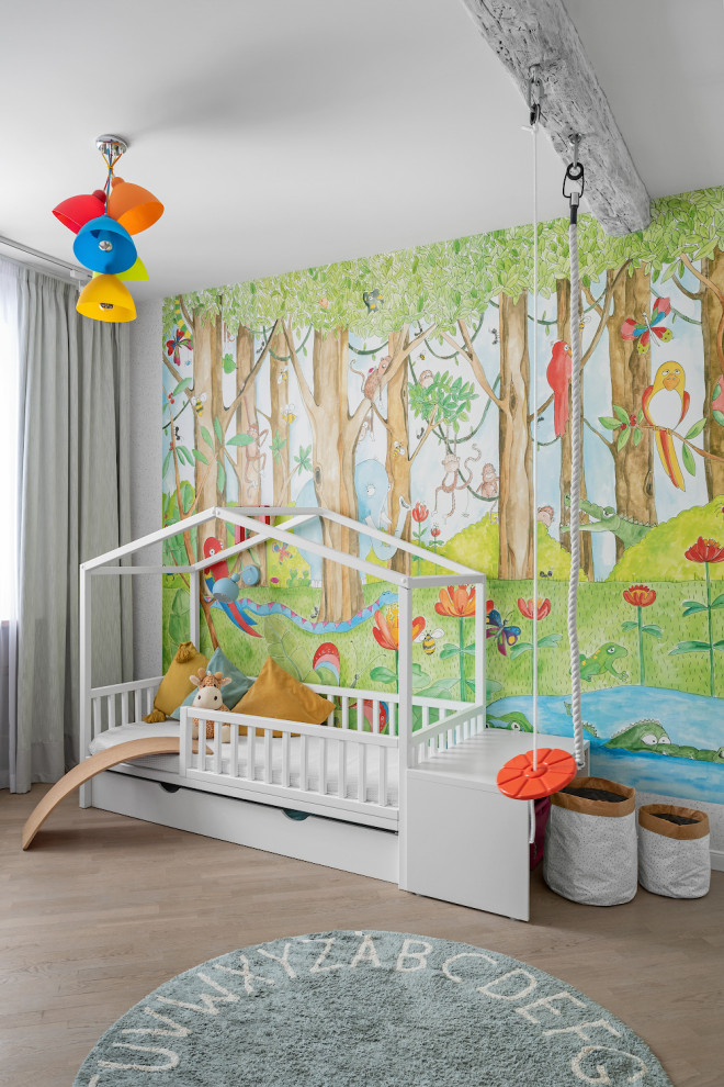 На фото: большая нейтральная детская в современном стиле с спальным местом, разноцветными стенами, светлым паркетным полом и бежевым полом для ребенка от 1 до 3 лет