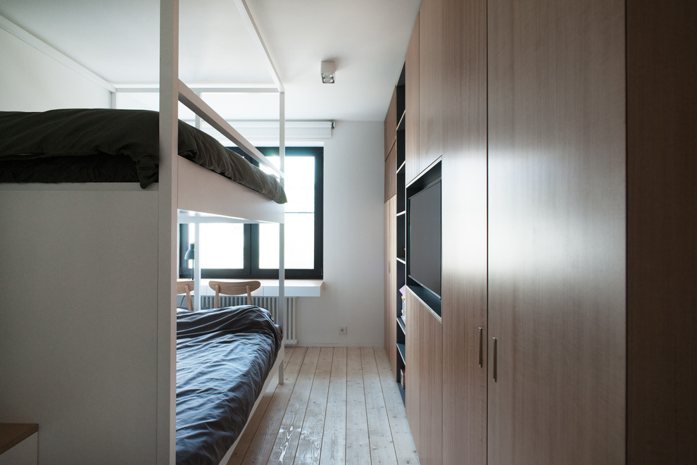 Идея дизайна: нейтральная детская в скандинавском стиле с белыми стенами и спальным местом