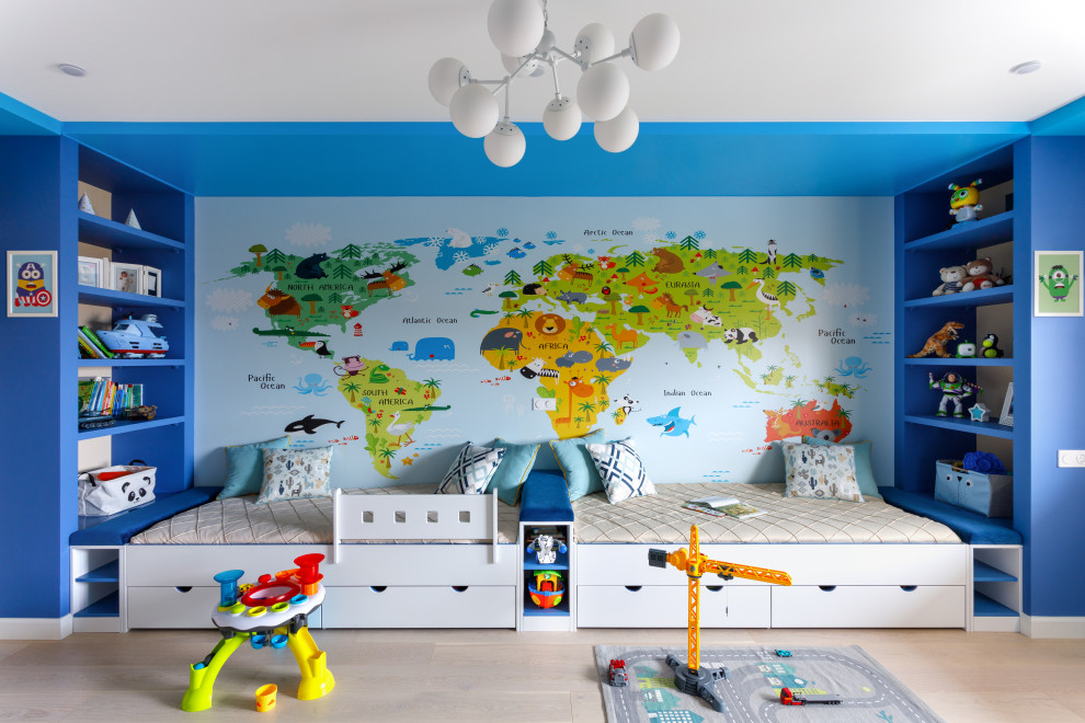 Cette photo montre une chambre d'enfant tendance avec un mur bleu, parquet clair et un sol beige.