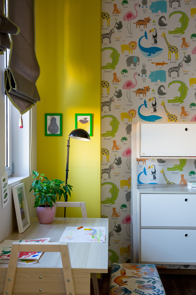 Ispirazione per un angolo studio per bambini contemporaneo con pareti gialle
