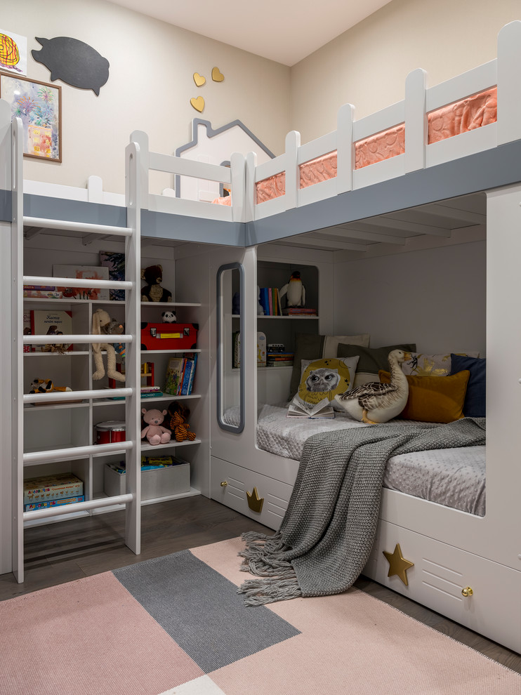 Bild på ett litet könsneutralt barnrum kombinerat med sovrum och för 4-10-åringar, med mellanmörkt trägolv, grått golv och beige väggar