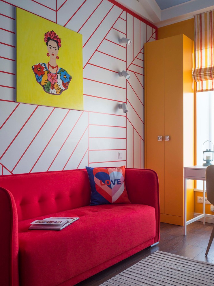 Aménagement d'une chambre de fille éclectique avec un mur multicolore et un sol marron.