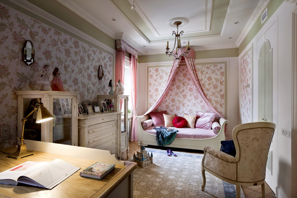Cette image montre une chambre de fille traditionnelle avec moquette et un mur multicolore.