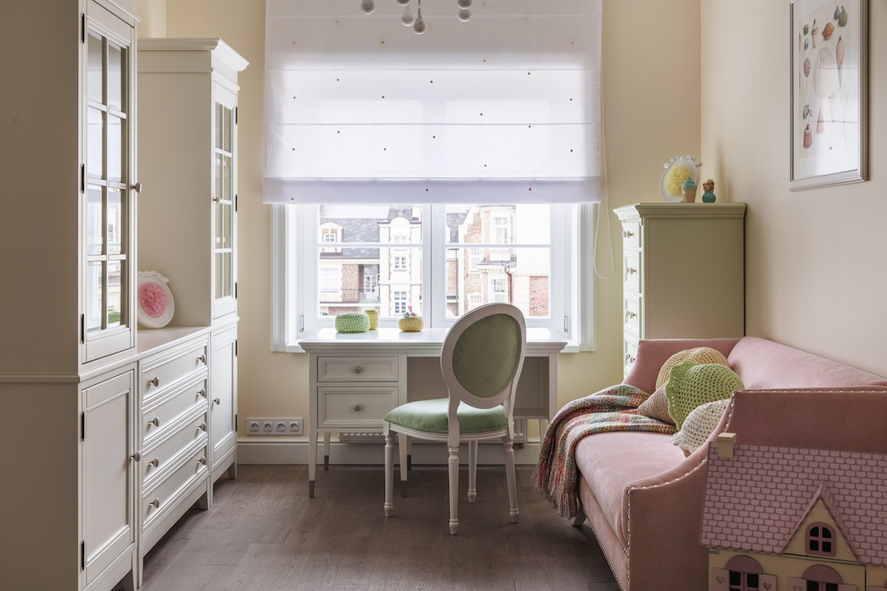 Cette image montre une grande chambre de fille de 4 à 10 ans traditionnelle avec un mur beige, un sol en bois brun, un sol beige et un bureau.