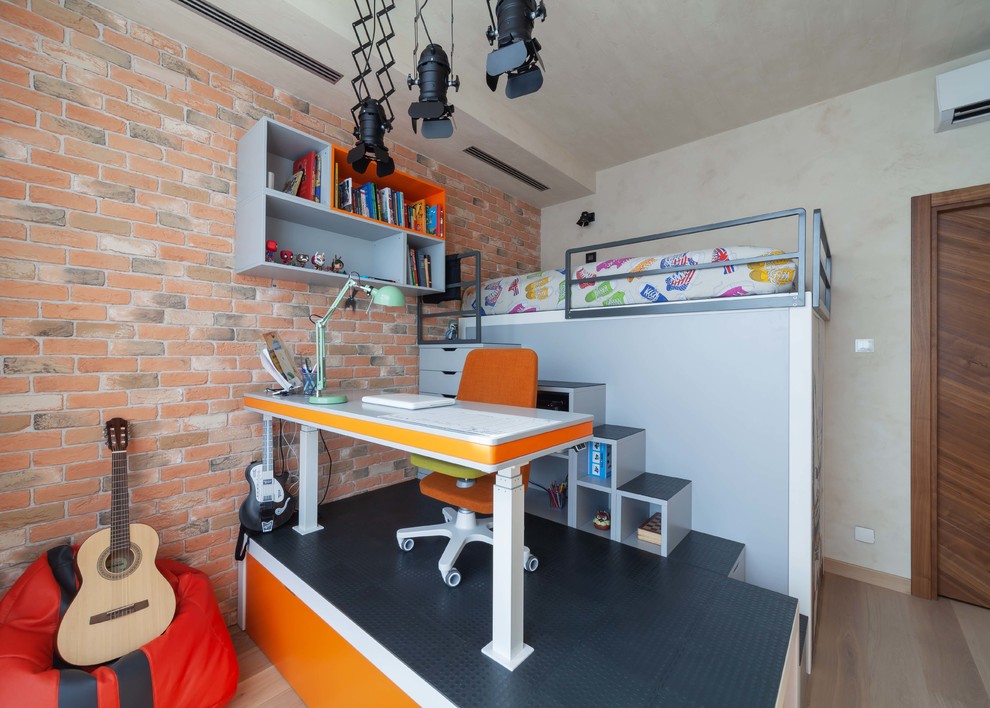 На фото: детская в современном стиле с рабочим местом для ребенка от 4 до 10 лет, мальчика с