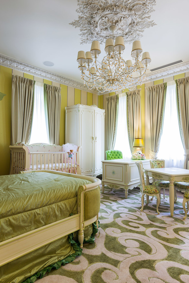 Пример оригинального дизайна: огромная детская в классическом стиле с спальным местом, зелеными стенами и светлым паркетным полом для ребенка от 1 до 3 лет, девочки