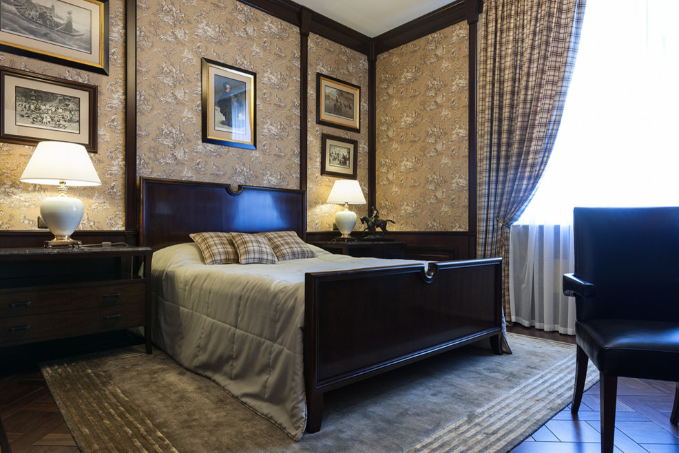 Immagine di una camera da letto classica di medie dimensioni con pareti beige e parquet scuro