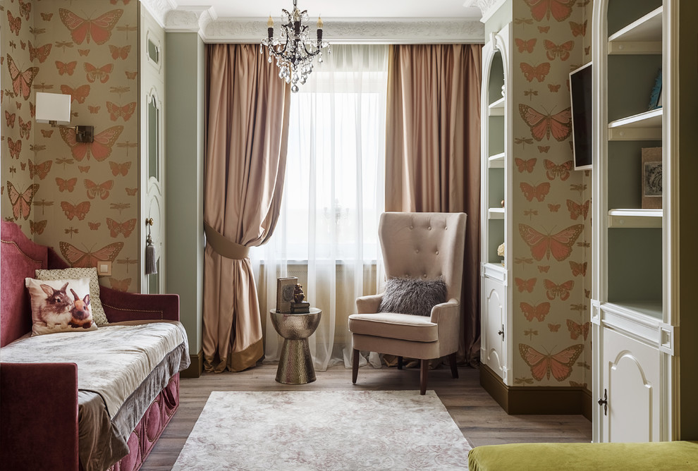 Klassisches Mädchenzimmer mit Schlafplatz, braunem Holzboden, bunten Wänden und braunem Boden in Moskau