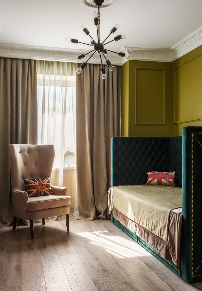 Klassisk inredning av ett pojkrum kombinerat med sovrum, med mellanmörkt trägolv, brunt golv och gröna väggar