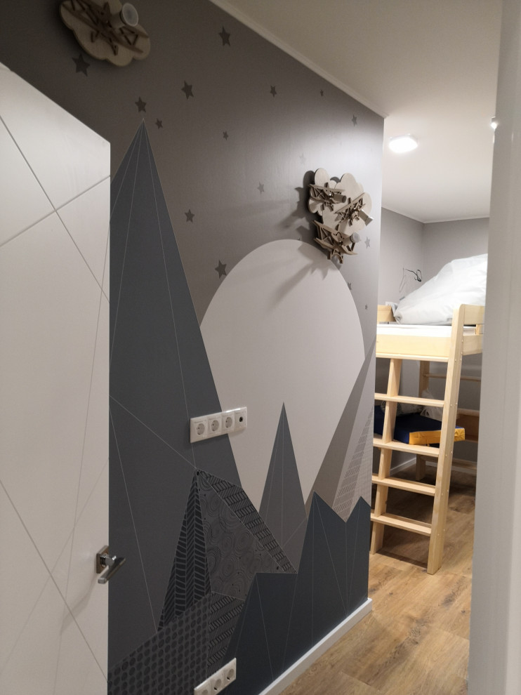 Idéer för ett litet skandinaviskt pojkrum kombinerat med sovrum och för 4-10-åringar, med grå väggar, vinylgolv och brunt golv