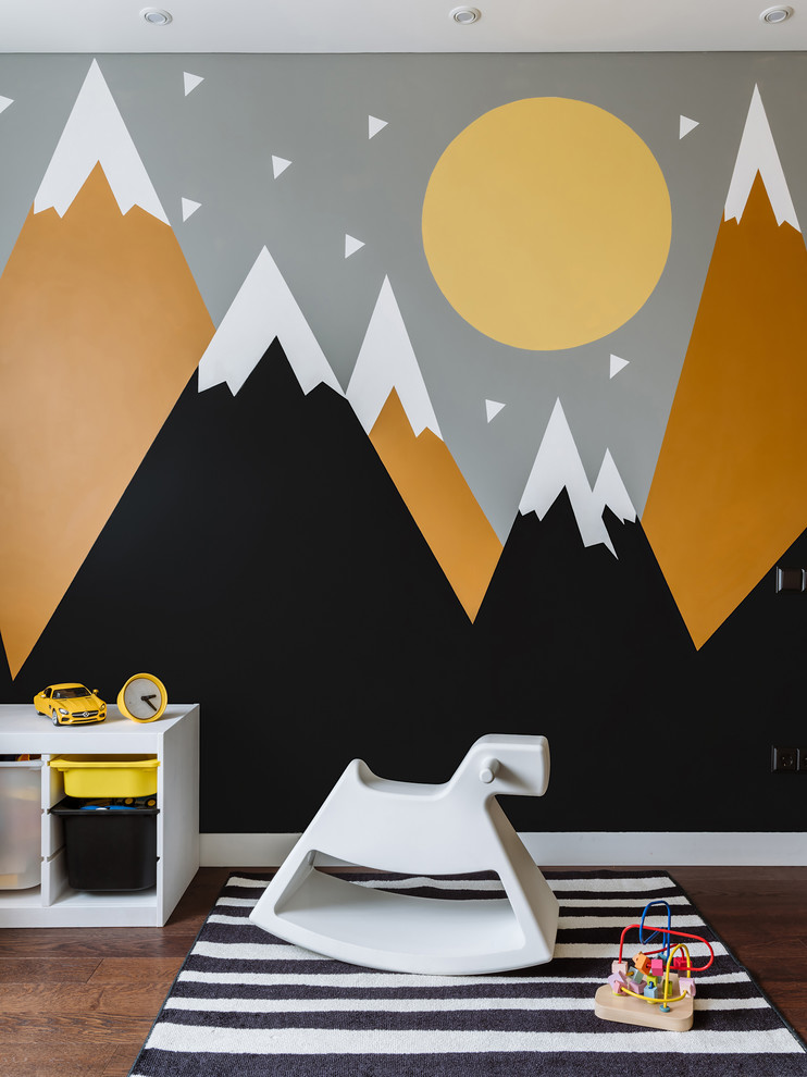 Foto på ett mellanstort funkis barnrum kombinerat med lekrum, med flerfärgade väggar och mörkt trägolv