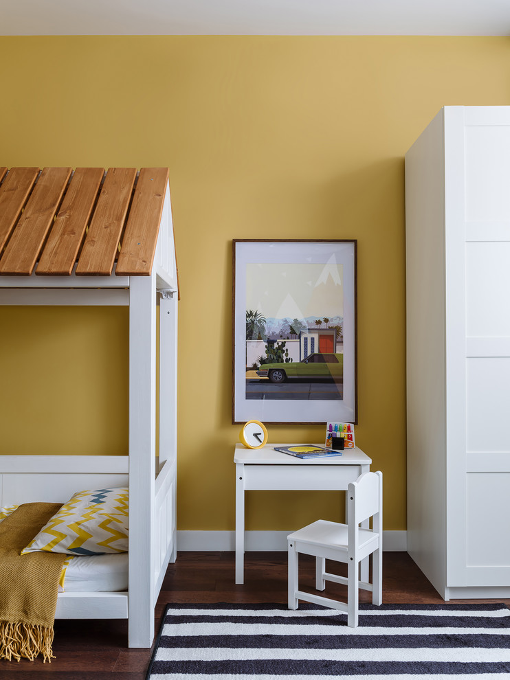 Modelo de dormitorio infantil de 1 a 3 años contemporáneo de tamaño medio con suelo de madera oscura y paredes amarillas