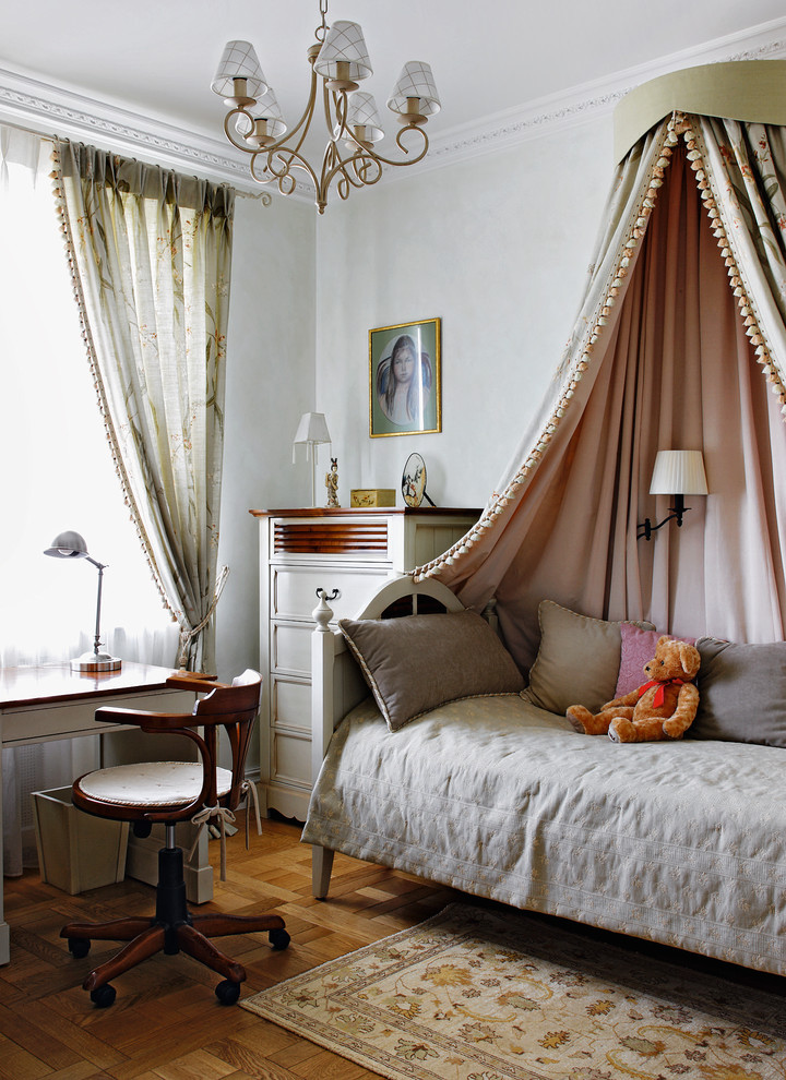 Inspiration för klassiska flickrum kombinerat med sovrum, med mellanmörkt trägolv och vita väggar