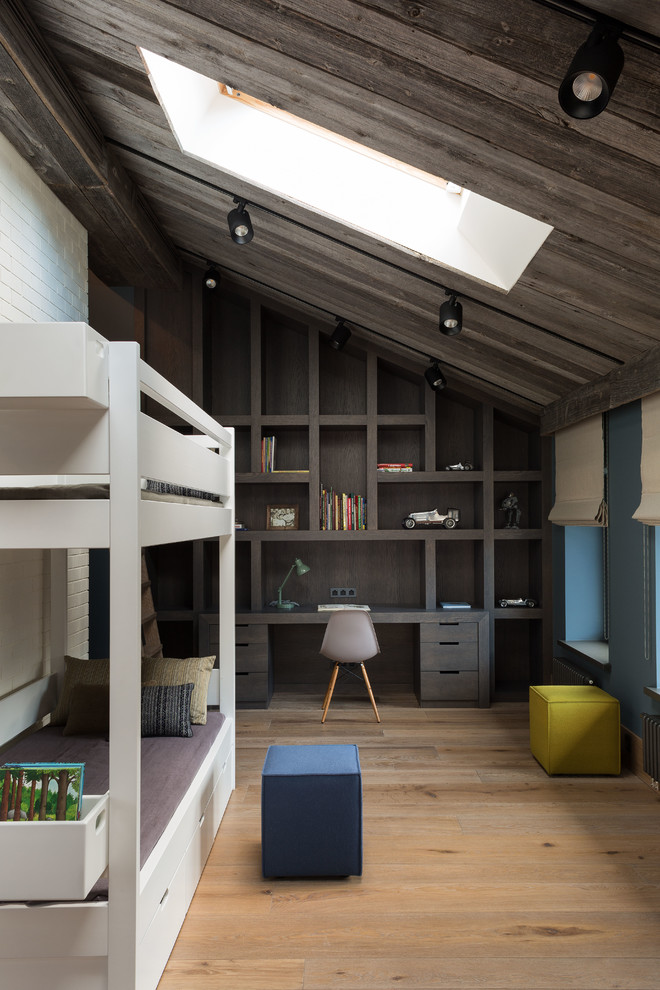 Aménagement d'une grande chambre d'enfant de 4 à 10 ans industrielle avec un mur bleu, un sol en bois brun, un sol beige et un lit superposé.