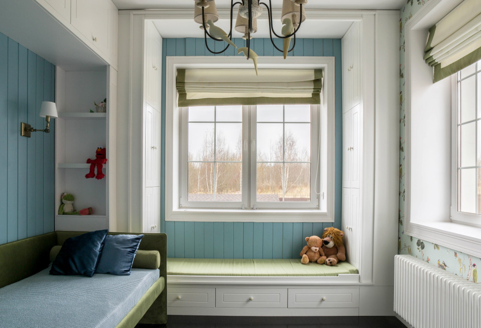 Aménagement d'une chambre d'enfant de 4 à 10 ans classique avec un mur bleu, du lambris de bois et du papier peint.