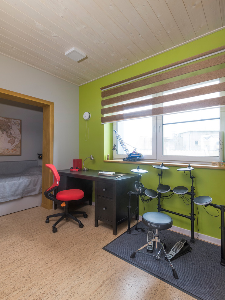 Aménagement d'une chambre d'ado contemporaine avec un bureau, un sol en liège et un mur multicolore.