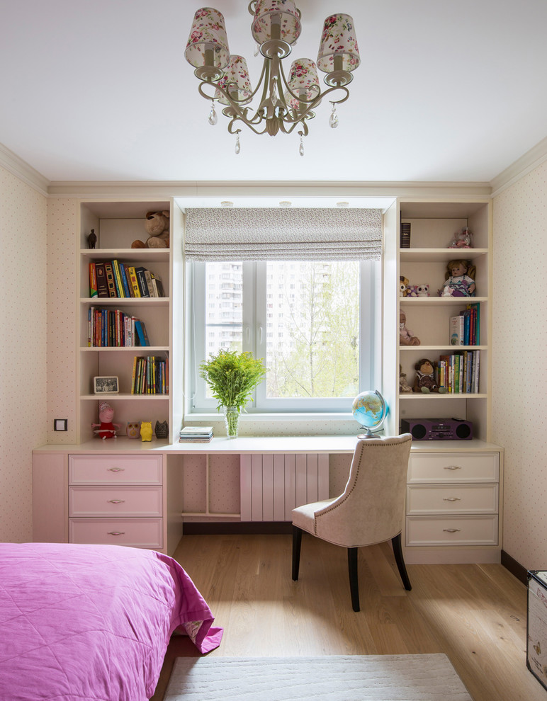 Cette photo montre une chambre de fille chic avec un bureau, un mur beige et parquet clair.