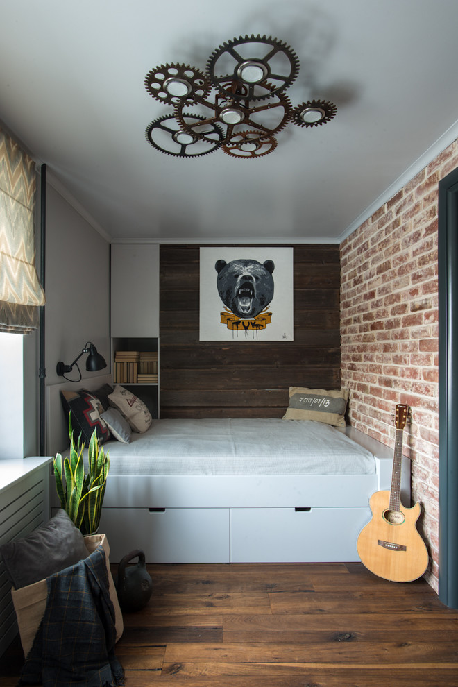 Diseño de dormitorio infantil contemporáneo con paredes marrones, suelo de madera oscura y suelo marrón