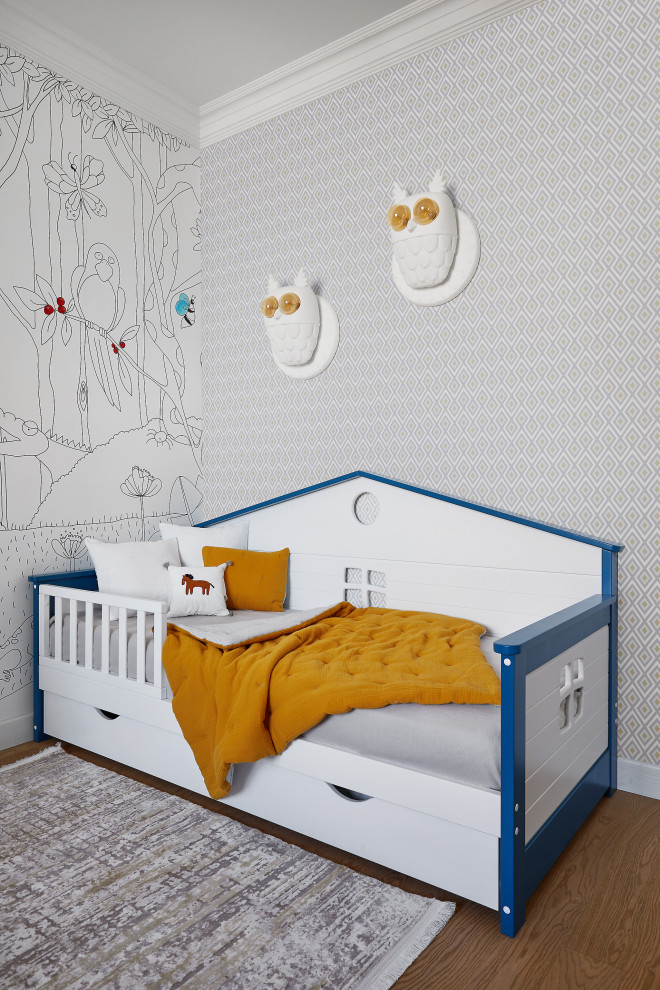 Пример оригинального дизайна: детская в современном стиле с спальным местом, серыми стенами и коричневым полом для ребенка от 1 до 3 лет, мальчика