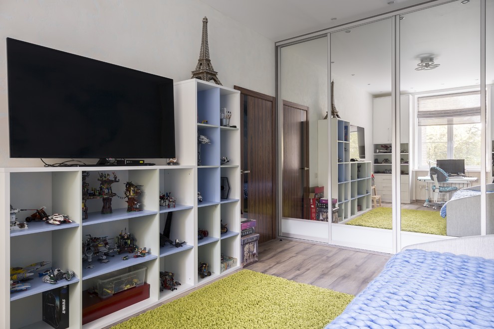 Idées déco pour une chambre d'enfant de 4 à 10 ans contemporaine de taille moyenne avec un mur bleu, sol en stratifié et un sol marron.