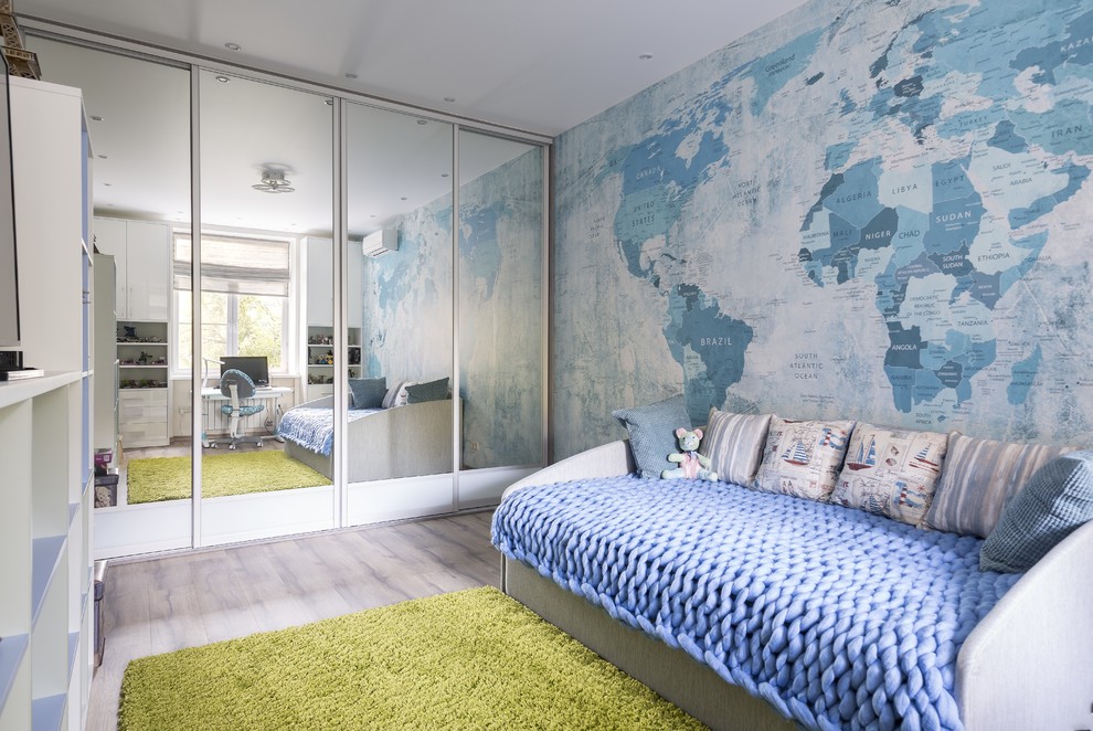 Modelo de dormitorio infantil de 4 a 10 años contemporáneo de tamaño medio con paredes azules, suelo laminado y suelo marrón
