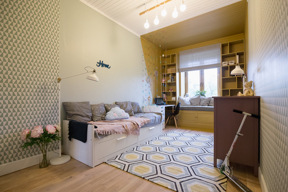 Imagen de dormitorio infantil escandinavo grande con paredes multicolor y suelo de madera clara