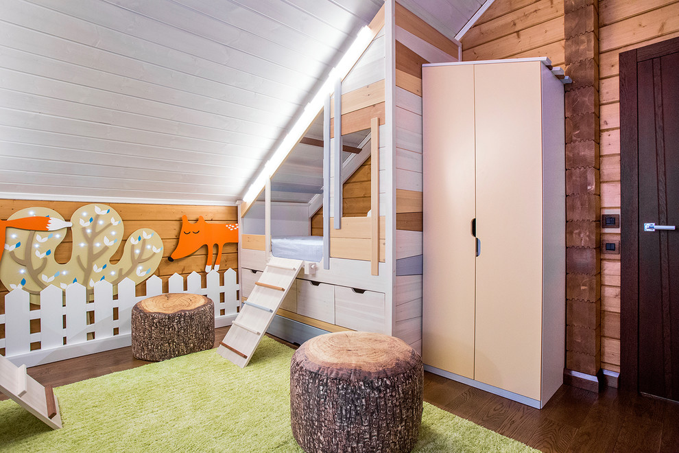 Imagen de dormitorio infantil de 4 a 10 años contemporáneo con paredes marrones, suelo de madera oscura y suelo marrón