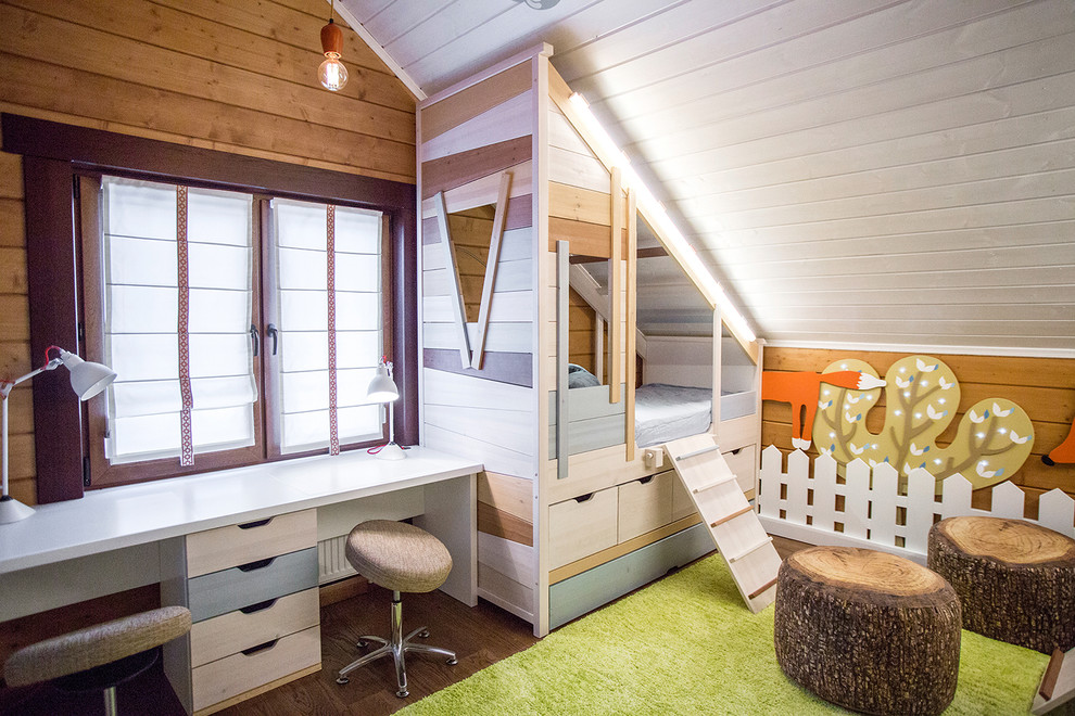 Imagen de dormitorio infantil de 4 a 10 años campestre con paredes marrones, suelo de madera oscura y suelo marrón