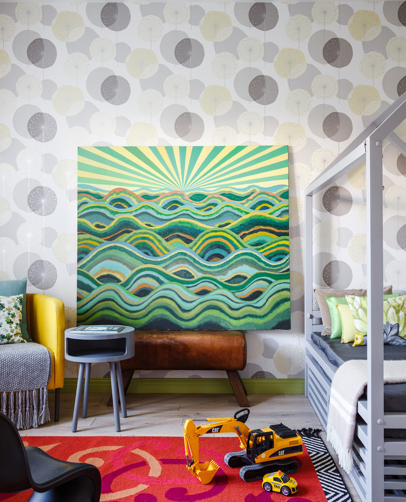 Foto de dormitorio infantil nórdico con paredes multicolor, suelo de madera clara y suelo beige