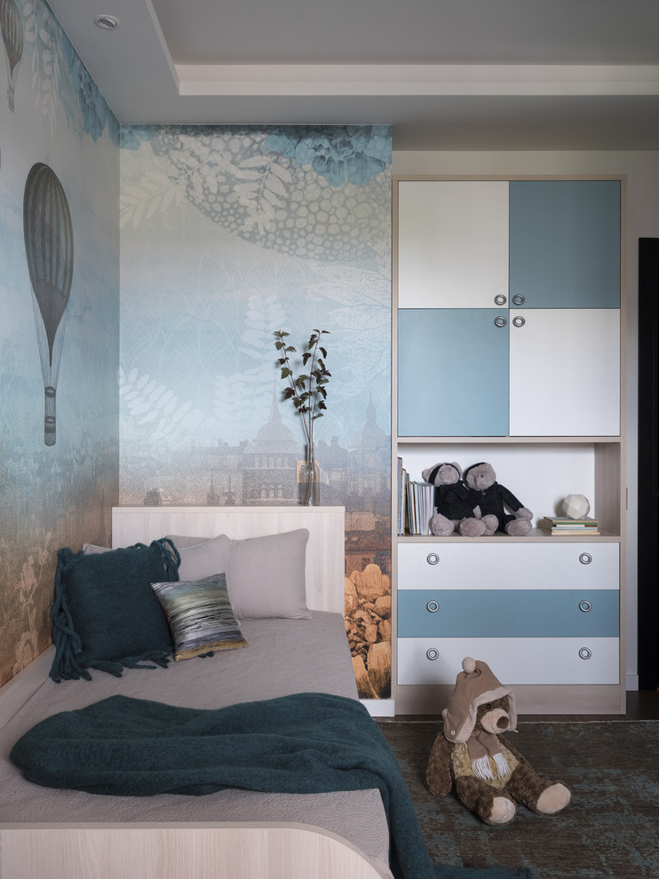 Réalisation d'une petite chambre d'enfant de 4 à 10 ans design avec un mur bleu, moquette, un sol bleu et du papier peint.