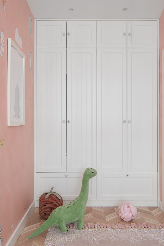 Immagine di una piccola cameretta da bambina da 4 a 10 anni contemporanea con pareti rosa e pavimento in sughero