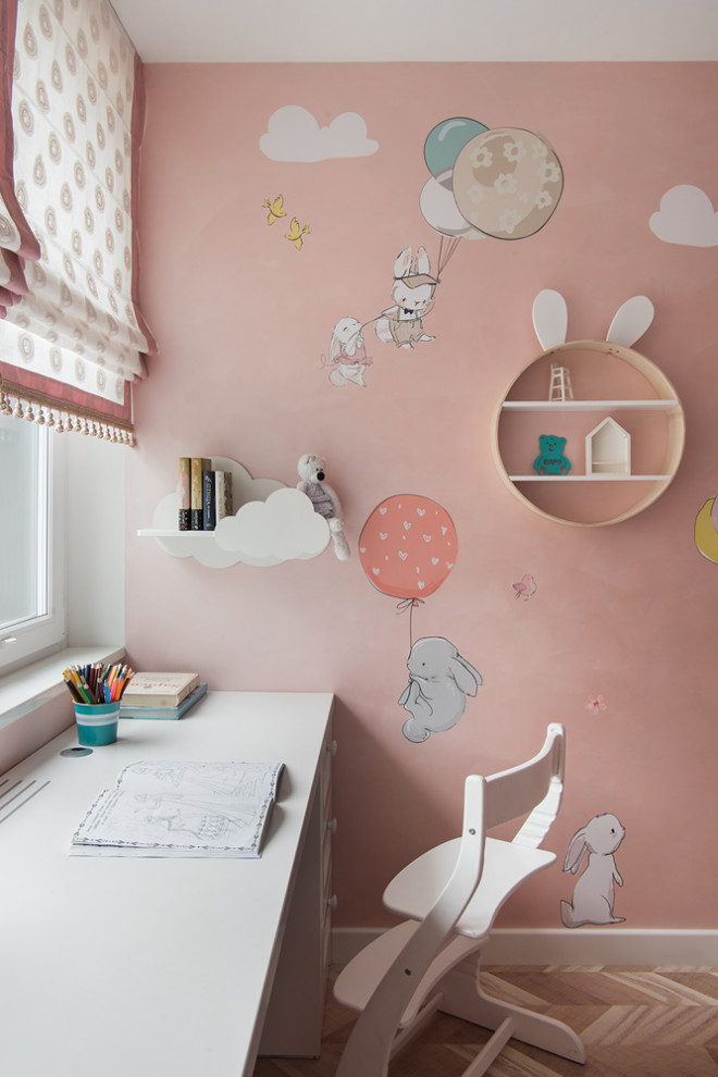 Идея дизайна: маленькая детская в современном стиле с розовыми стенами и пробковым полом для на участке и в саду, ребенка от 4 до 10 лет, девочки