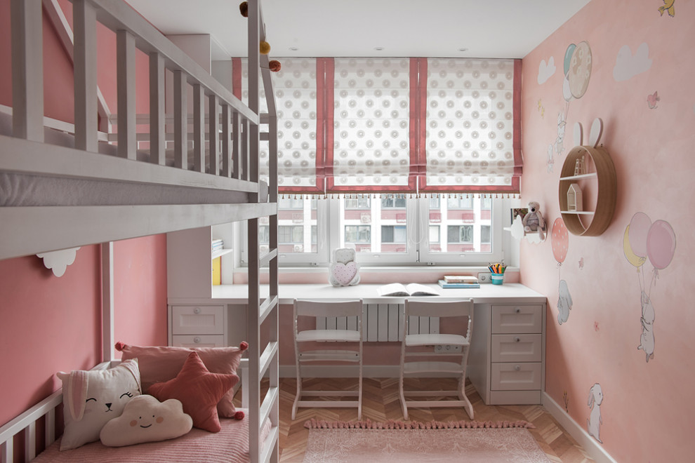 Foto di una piccola cameretta da bambina da 4 a 10 anni minimal con pareti rosa e pavimento in sughero
