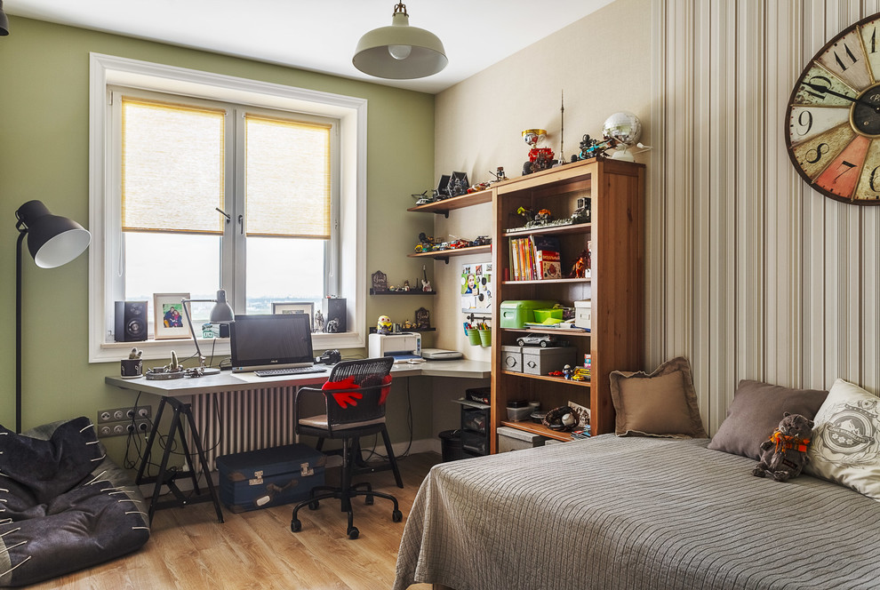 Imagen de dormitorio infantil actual de tamaño medio con escritorio, suelo de madera en tonos medios, paredes multicolor y suelo beige