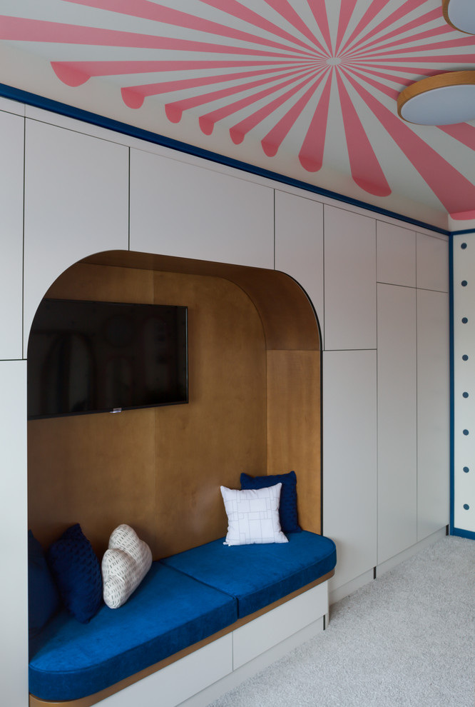 Inspiration för mellanstora eklektiska flickrum kombinerat med sovrum och för 4-10-åringar, med beige väggar, heltäckningsmatta och grått golv