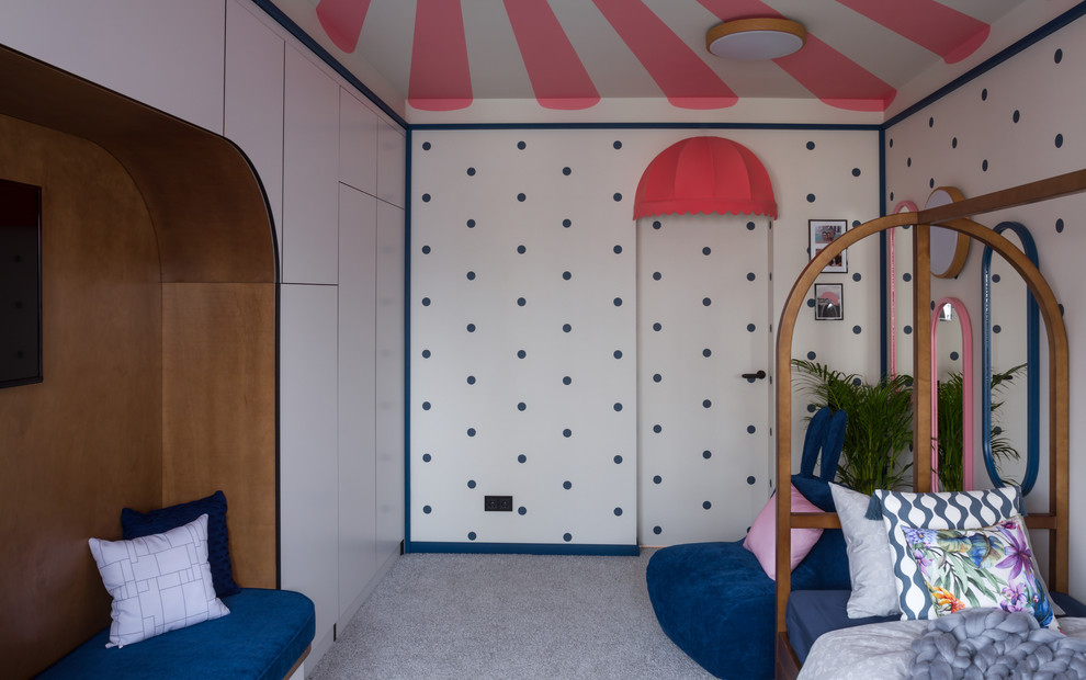 Пример оригинального дизайна: детская: освещение в стиле фьюжн с спальным местом, разноцветными стенами, ковровым покрытием и серым полом для девочки