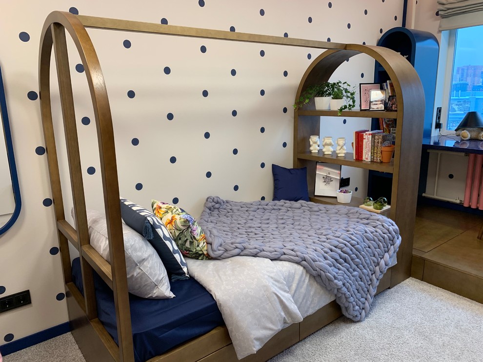 Ispirazione per una cameretta per bambini da 4 a 10 anni bohémian di medie dimensioni con pareti beige, moquette e pavimento grigio